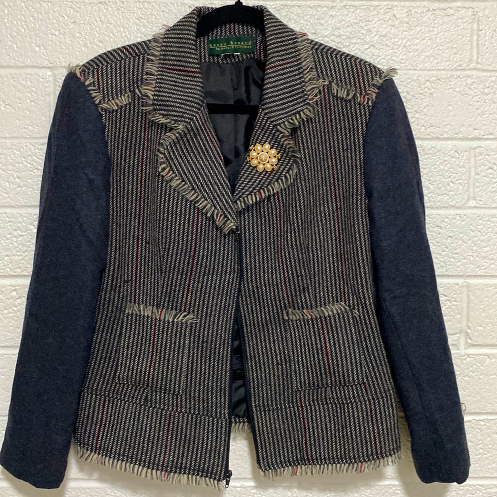 Harve Bernard blazer can fit a size medium to large